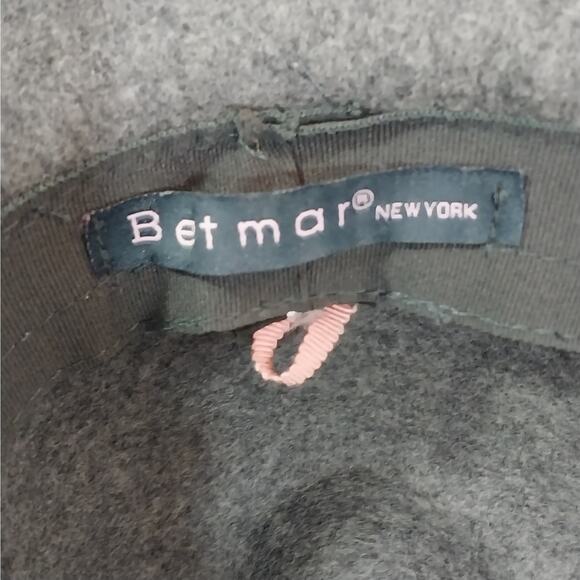 BETMAR! LOVELY DOVE GRAY WOOL BLEND FEDORA W/ BLACK GROSGRAIN RIBBON! SZ OS - Picture 9 of 11